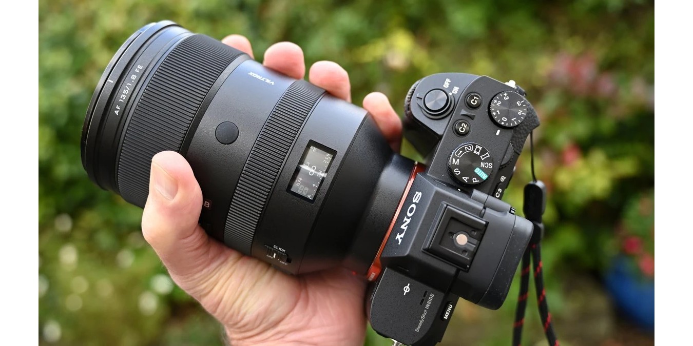 Об'єктив Viltrox AF 135mm f/1.8 LAB на камері Sony зі шкалою дистанцій на кольоровому дисплеї